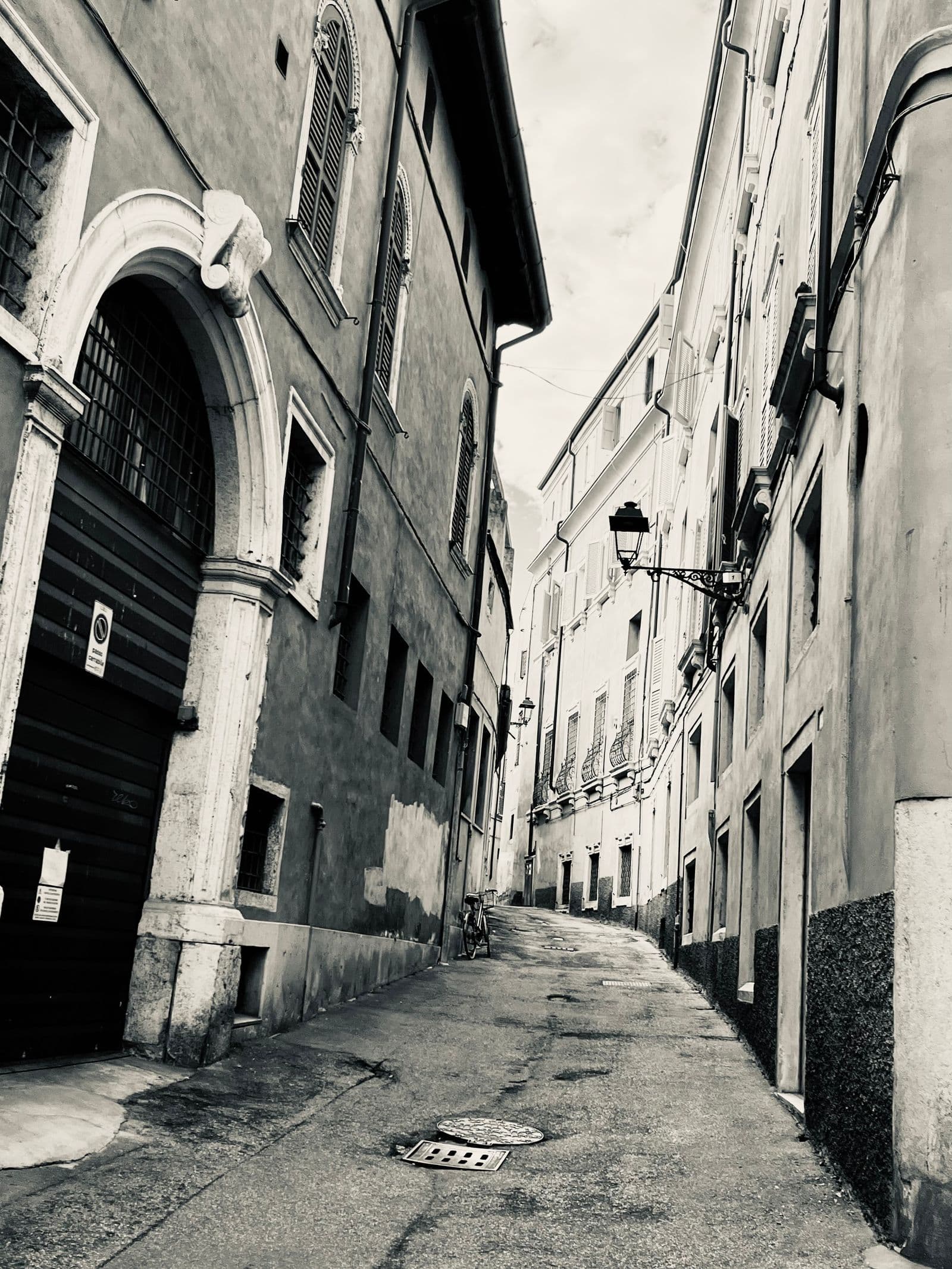Callejón en blanco y negro