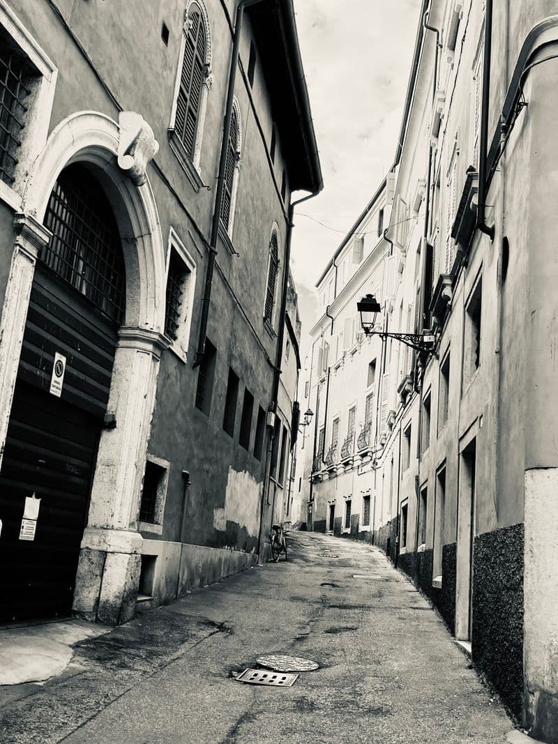Callejón en blanco y negro