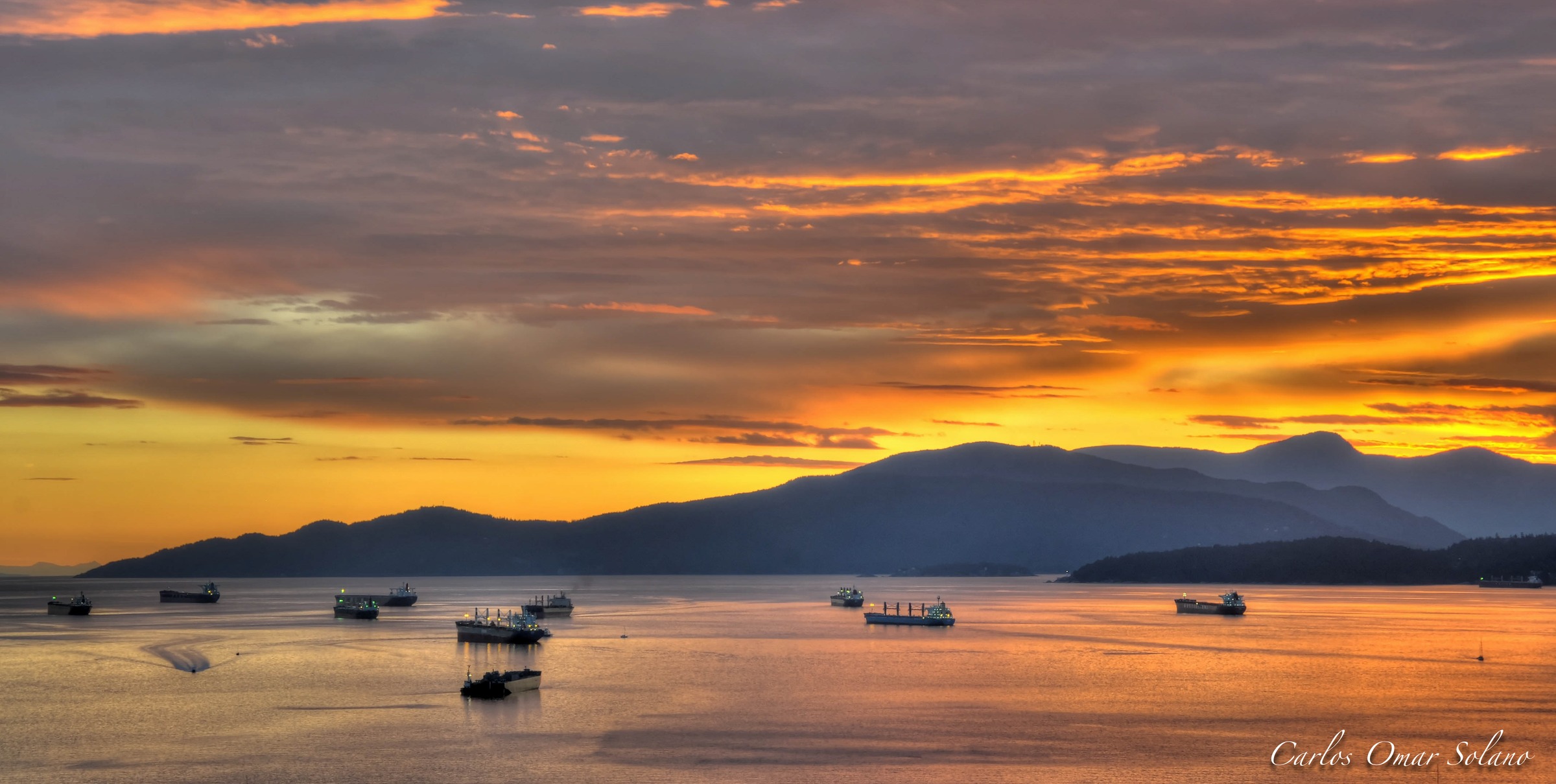 Cargueros al atardecer