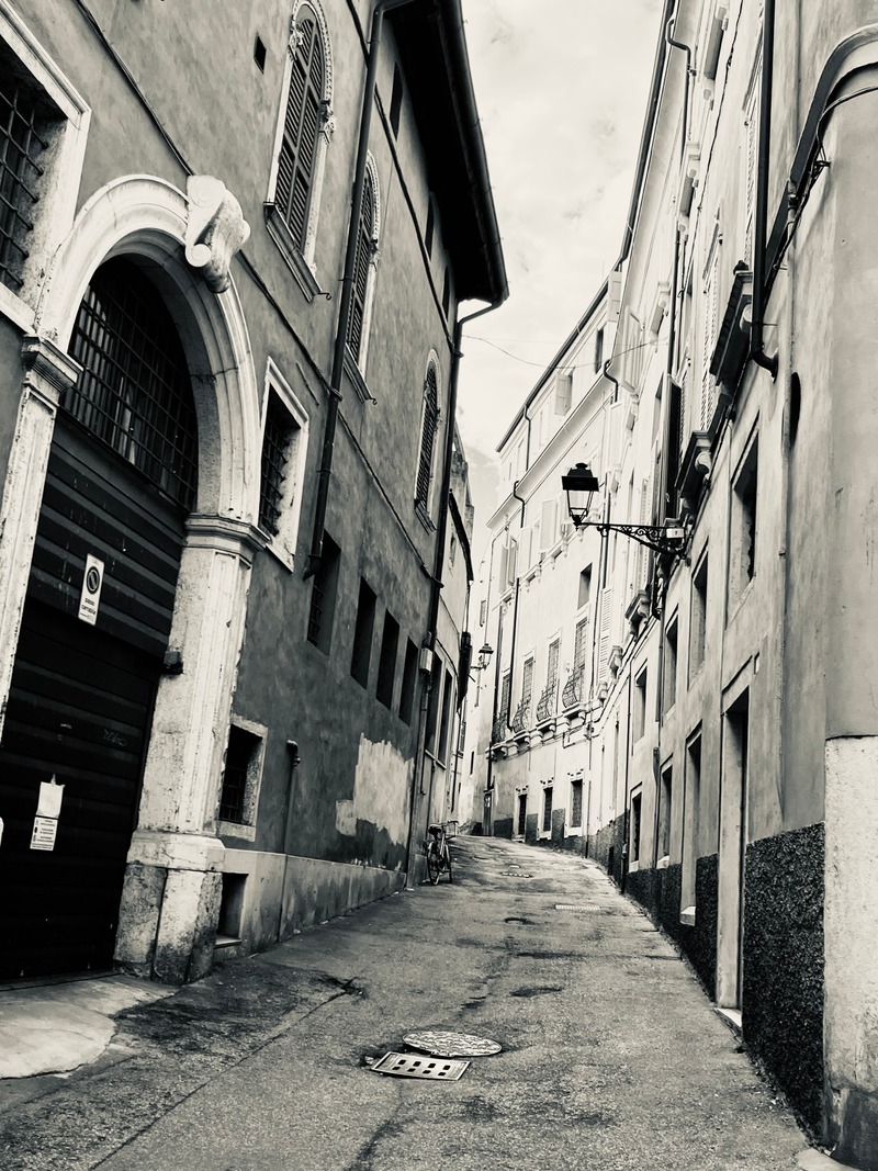 Callejón en blanco y negro