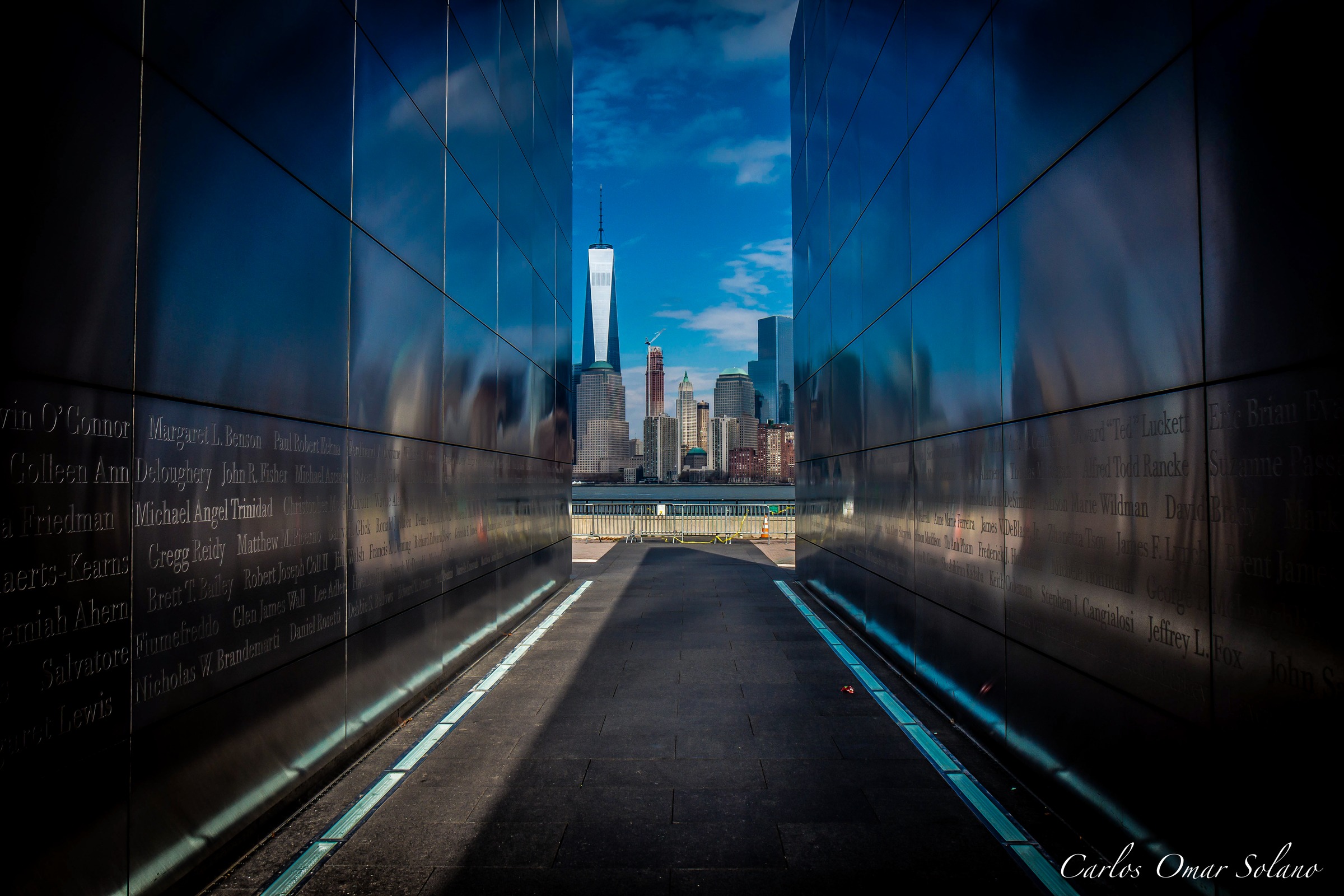 Empty Sky, memorial al otro lado del río