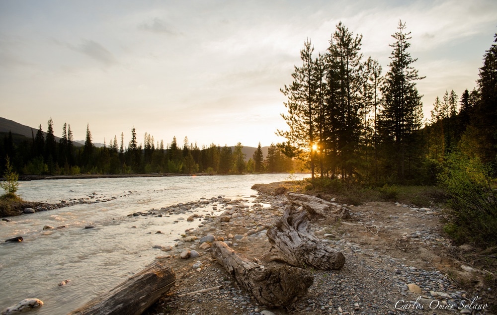 Atardecer en el río, Rocosas canadienses