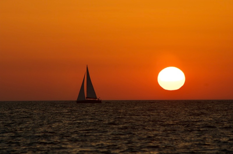 Velero al atardecer