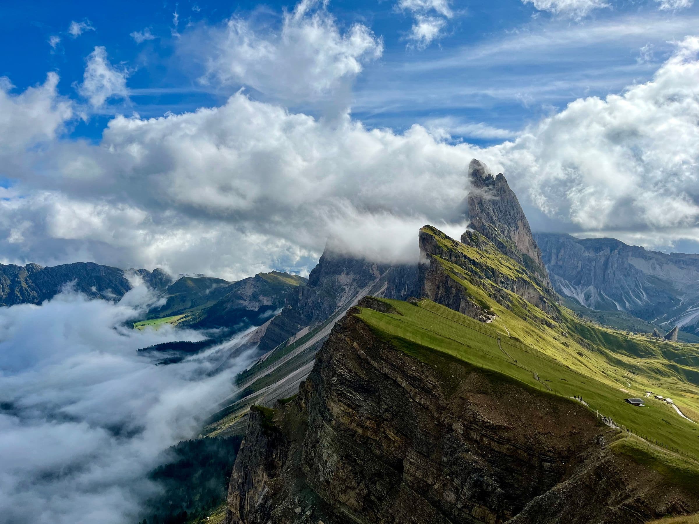 Seceda entre nubes